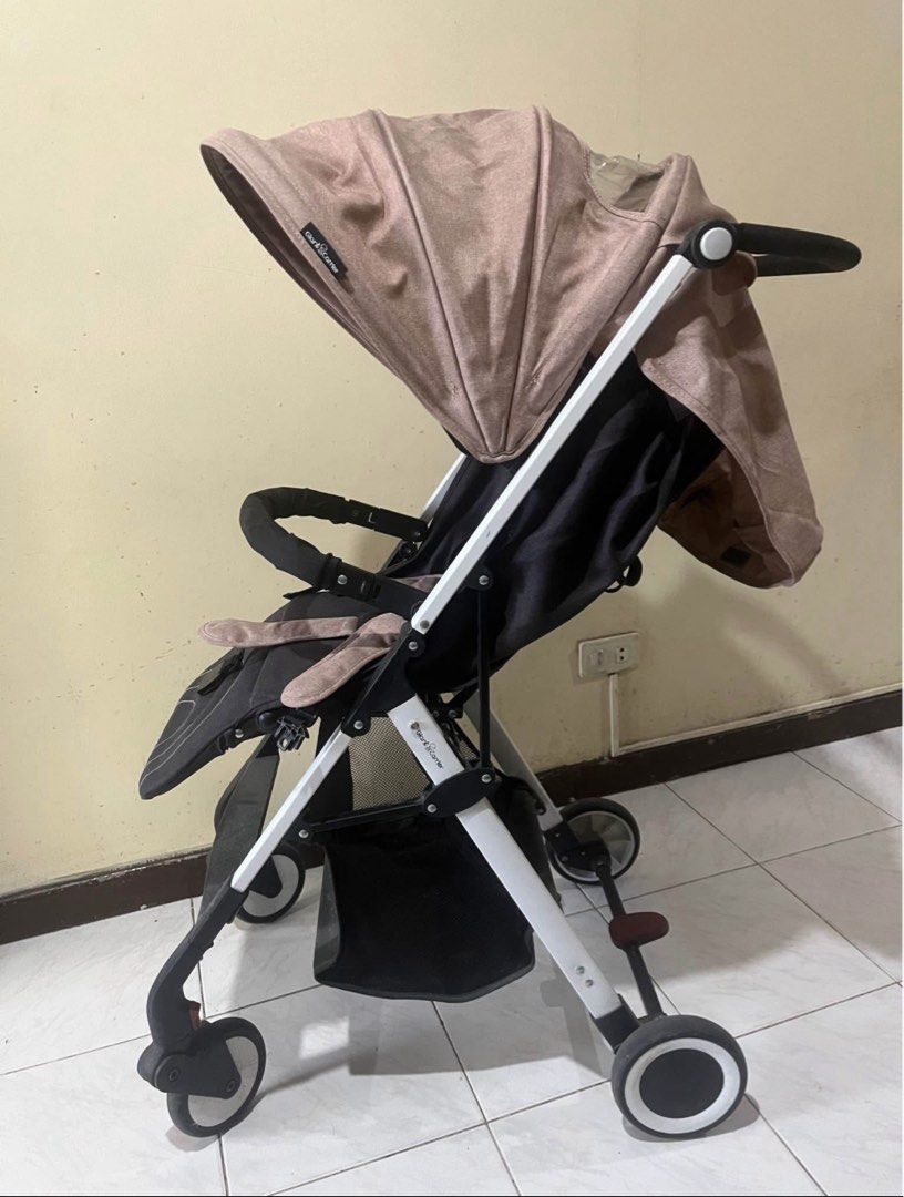 Giant Carrier Stroller (Category: Strollers) located in Manila. Submitted by pau_maglipon (Listing ID 1371608237, Image 3). Description: Giant Carrier -Mesh Window -Large canopy -detachable handrail -one-hand fold -Multiple reclining position -5-point seat harness -Big storage basket -Adjustable footrest -One-step rear brakes .