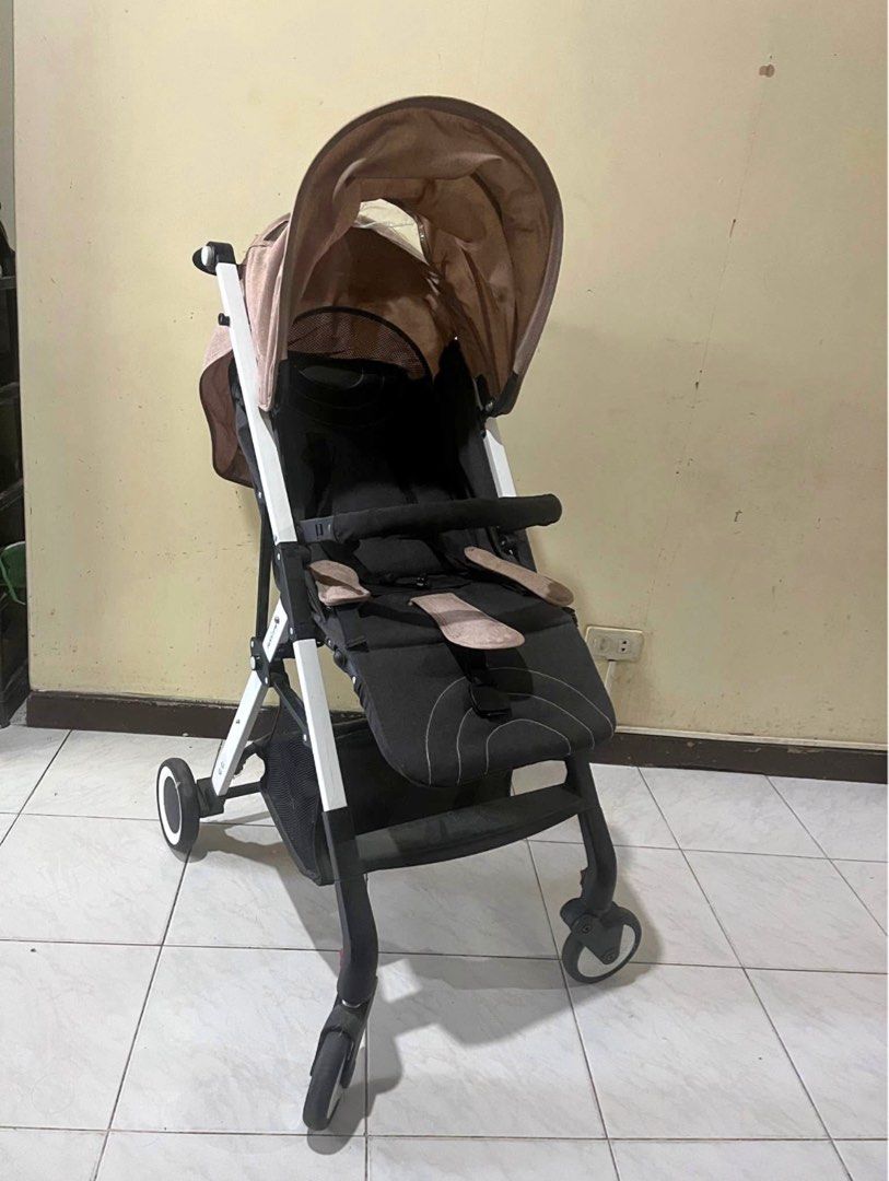Giant Carrier Stroller (Category: Strollers) located in Manila. Submitted by pau_maglipon (Listing ID 1371608237, Image 1). Description: Giant Carrier -Mesh Window -Large canopy -detachable handrail -one-hand fold -Multiple reclining position -5-point seat harness -Big storage basket -Adjustable footrest -One-step rear brakes .