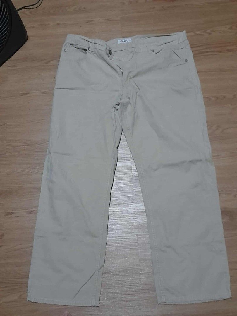 STRAIGHT CUT KHAKI PANTS (Category: Jeans) located in Quezon City. Submitted by aaapanda1131221 (Listing ID 1371602647, Image 1). Description: Size in picture a bit loose and has that baggy feel.