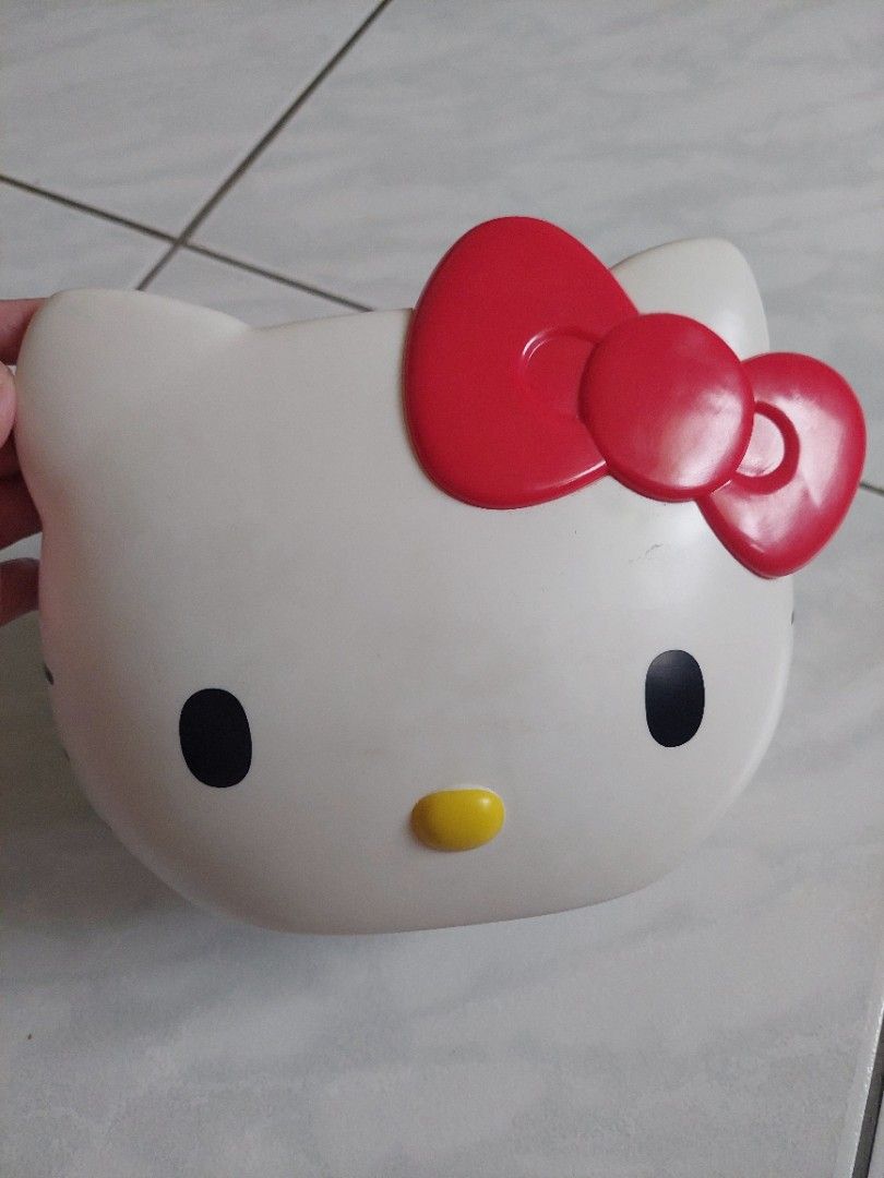 由 jane0727 (刊登 ID 1371617338，圖片 1) 提交，位於 南投縣 (Nantou) 的 Hello Kitty麥當勞飲料架置物盒 (類別：嬰兒玩具)，說明：Hello Kitty麥當勞可當飲料架及置物盒40元面交：南投草屯市區，台中北屯區，可幫寄送，運費自付。