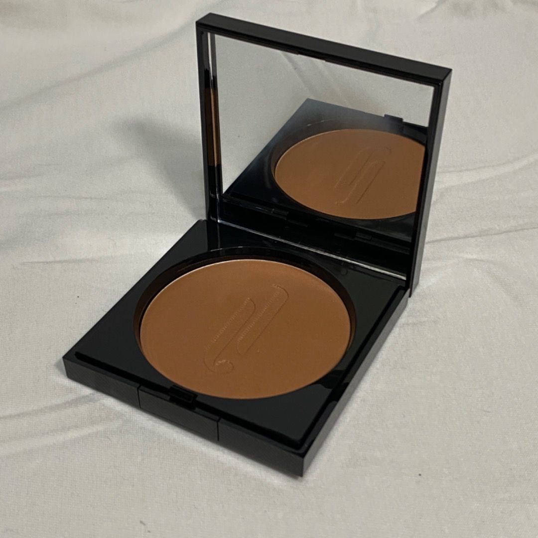 High Definition Bronzer - 002 Medium (Category: Makeup) located in Manila. Submitted by 0613cart_ (Listing ID 1371646733, Image 1). Description: No box.