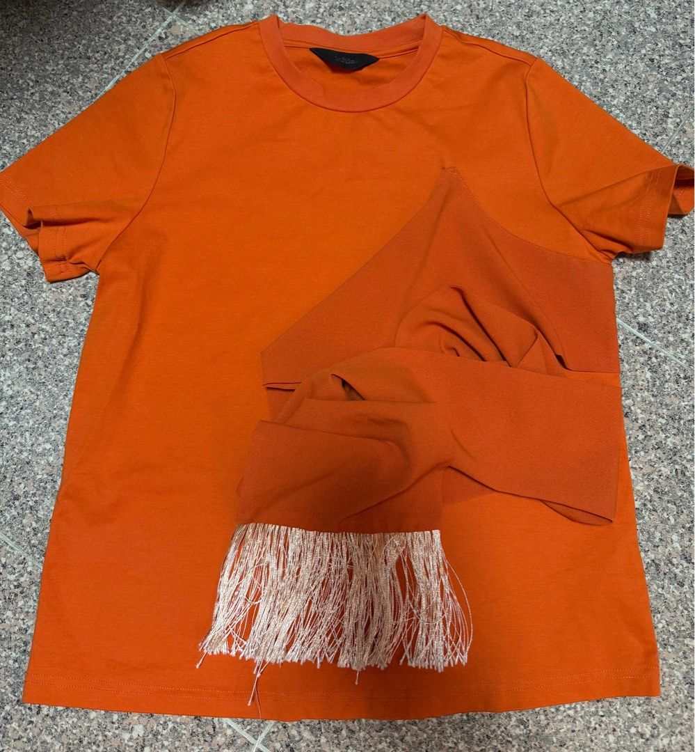 Initial （分類：服裝）位於 Hong Kong。 由 bbbbabyyyy321 提交（商品編號 1371591207，圖片 3）。簡介： Tee / 半裙 Size 1 8-9成新 no damage Tee 120 半裙 150 (sold) SF到付 議價不回。