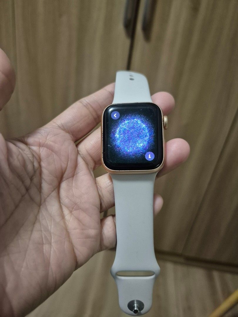 Iwatch SE 2nd gen 40m (Category: Wearables & Smart Watches) located in Quezon City. Submitted by cherish_stuff (Listing ID 1371692556, Image 2). Description: combo.
