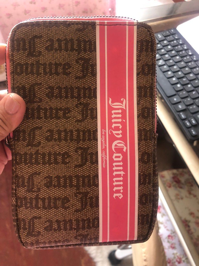 Juicy couture cellphone bag (Category: Wallets & Card holders) located in Las Pinas. Submitted by juuzzmeeh2021 (Listing ID 1371667694, Image 1). Description: The bag itself is okay naman walang scratches or bakbak. Meron lsng konti na bakbak sa parteng strap which is very small naman. Manage your expectation this is a preloved but well loves bag. NO TO COD. Payment first.