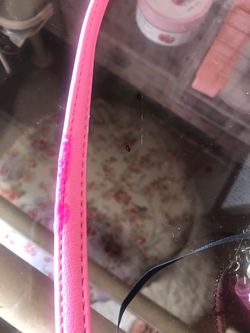 Juicy couture cellphone bag (Category: Wallets & Card holders) located in Las Pinas. Submitted by juuzzmeeh2021 (Listing ID 1371667694, Image 3). Description: The bag itself is okay naman walang scratches or bakbak. Meron lsng konti na bakbak sa parteng strap which is very small naman. Manage your expectation this is a preloved but well loves bag. NO TO COD. Payment first.