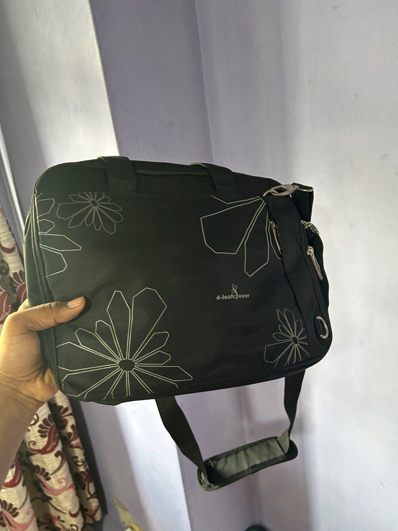Laptop bags/sling bags (Category: Laptop Bags & Sleeves) located in Singapore. Submitted by abhijeetva30705 (Listing ID 1371640205, Image 3). Description: Brands: HP/dicota/Dell/Carven Paris/4-leacover/HP 6 bags in total.
