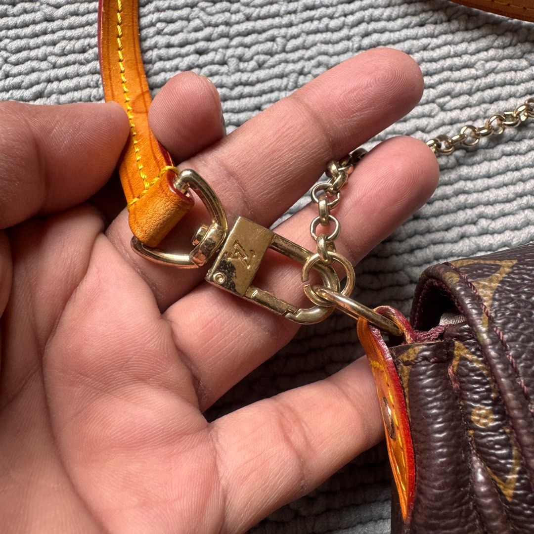 Louis vuitton favorite shoulder bag (Category: Luxury Bags & Wallets) located in Quezon City. Submitted by toomuchpain (Listing ID 1371614478, Image 3). Description: Good condition No issue.