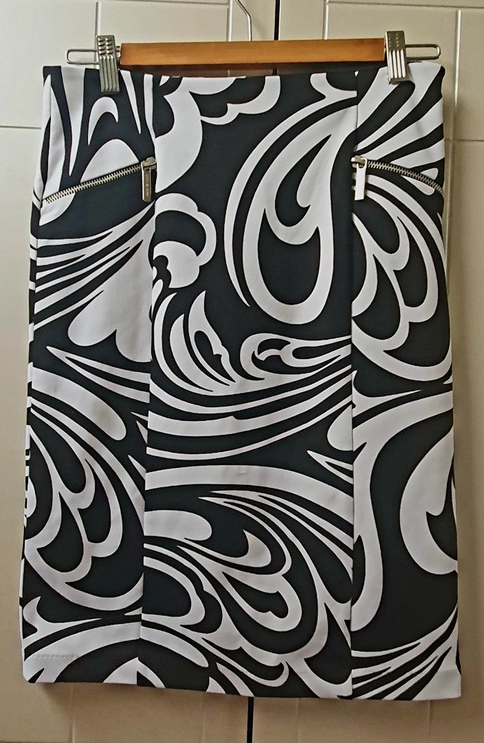 Michael Kors skirt (Category: Skirts) located in Cebu City. Submitted by beebums (Listing ID 1371559165, Image 2). Description: Best fit Medium personal preloved.