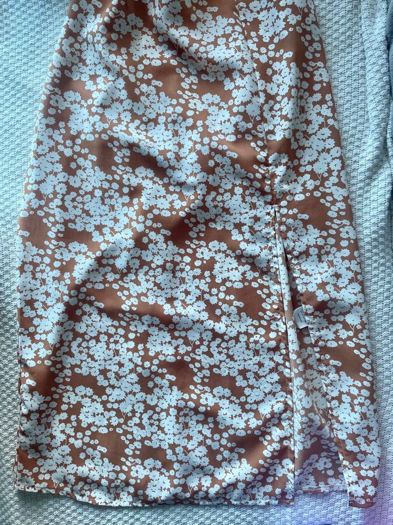 Misguided Maxi Dress (Category: Dresses) located in Taguig. Submitted by hellokyky (Listing ID 1371608264, Image 2). Description: bought from the US. tag says uk 4, us 0 but this runs big so it’ll fit a small to medium (even large if u want a tighter fit)..