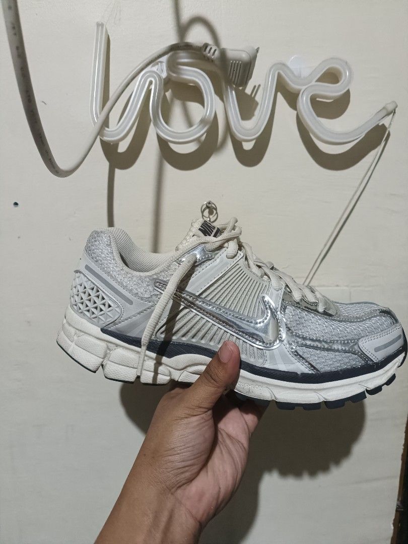 NIKE VOMERO RARE COLOR PROTON (Category: Shoe inserts & accessories) located in Makati City. Submitted by kinglanonte (Listing ID 1371572040, Image 2). Description: barely used size 9.5.