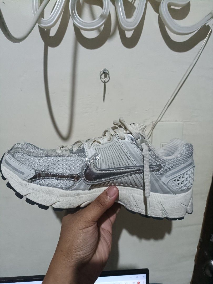 NIKE VOMERO RARE COLOR PROTON (Category: Shoe inserts & accessories) located in Makati City. Submitted by kinglanonte (Listing ID 1371572040, Image 3). Description: barely used size 9.5.