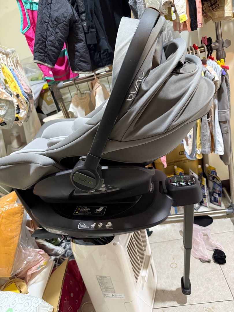 由 s100514083 (刊登 ID 1371726204，圖片 1) 提交，位於 桃園市 (Taoyuan) 的 NUNA Arra Next 提籃汽座+ BASE next ISOFIX旋轉底座 (類別：安全座椅)，說明：#我要賣物 「商品名稱」：NUNA Arra Next 提籃汽座+ BASE next ISOFIX旋轉底座 「商品價格」：$8000 「商品狀況」：無吐奶、炸屎、飲食，8成新，寶寶已坐不下故出售。。