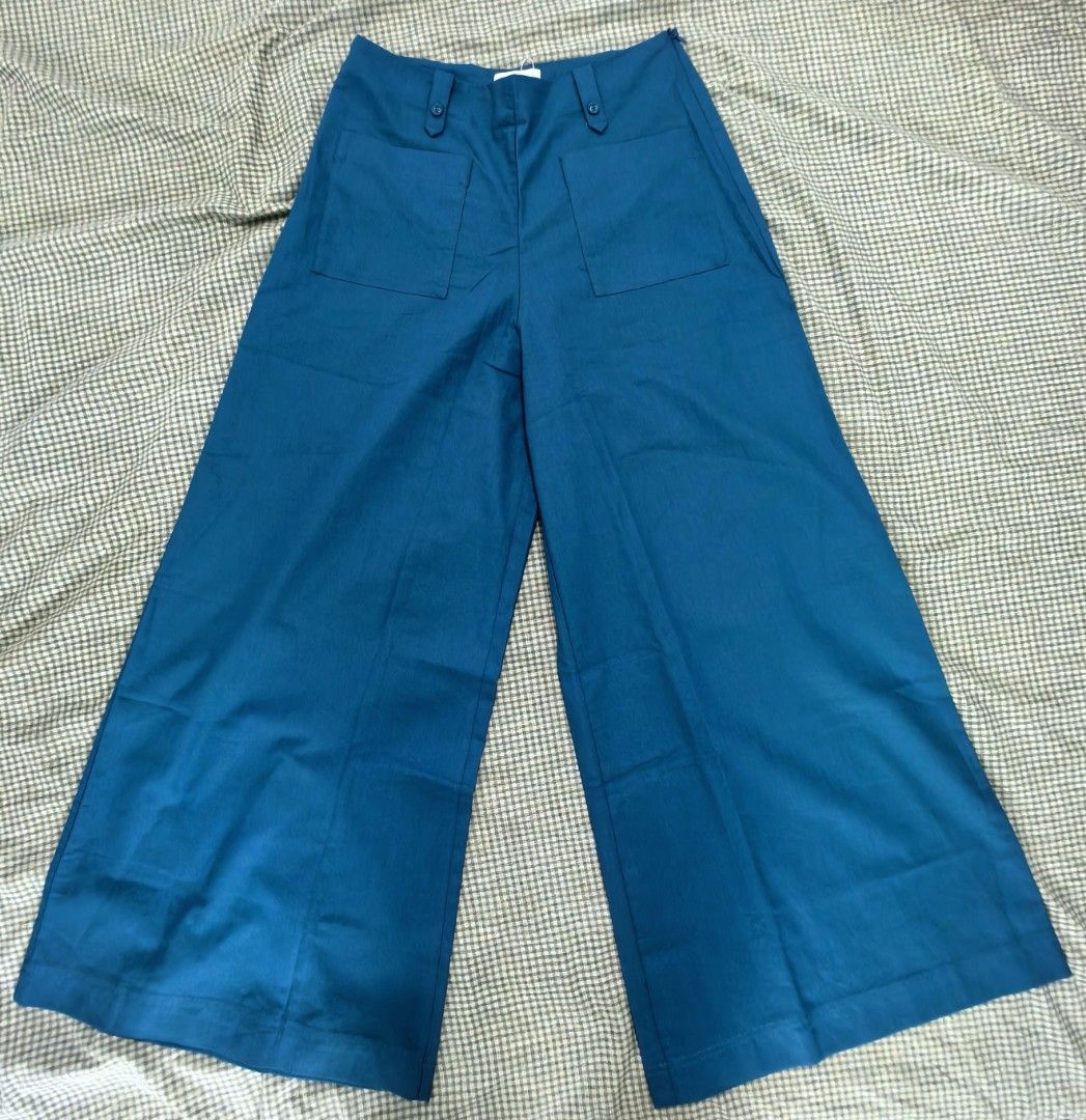 Plains and Prints Solstice Bigonia Pants (Category: Other Bottoms) located in Daraga. Submitted by pretty0322 (Listing ID 1371556795, Image 1). Description: Plains and Prints Solstice Bigonia Pants Small Size 28 to 29 inches waistline Brand new with tag.