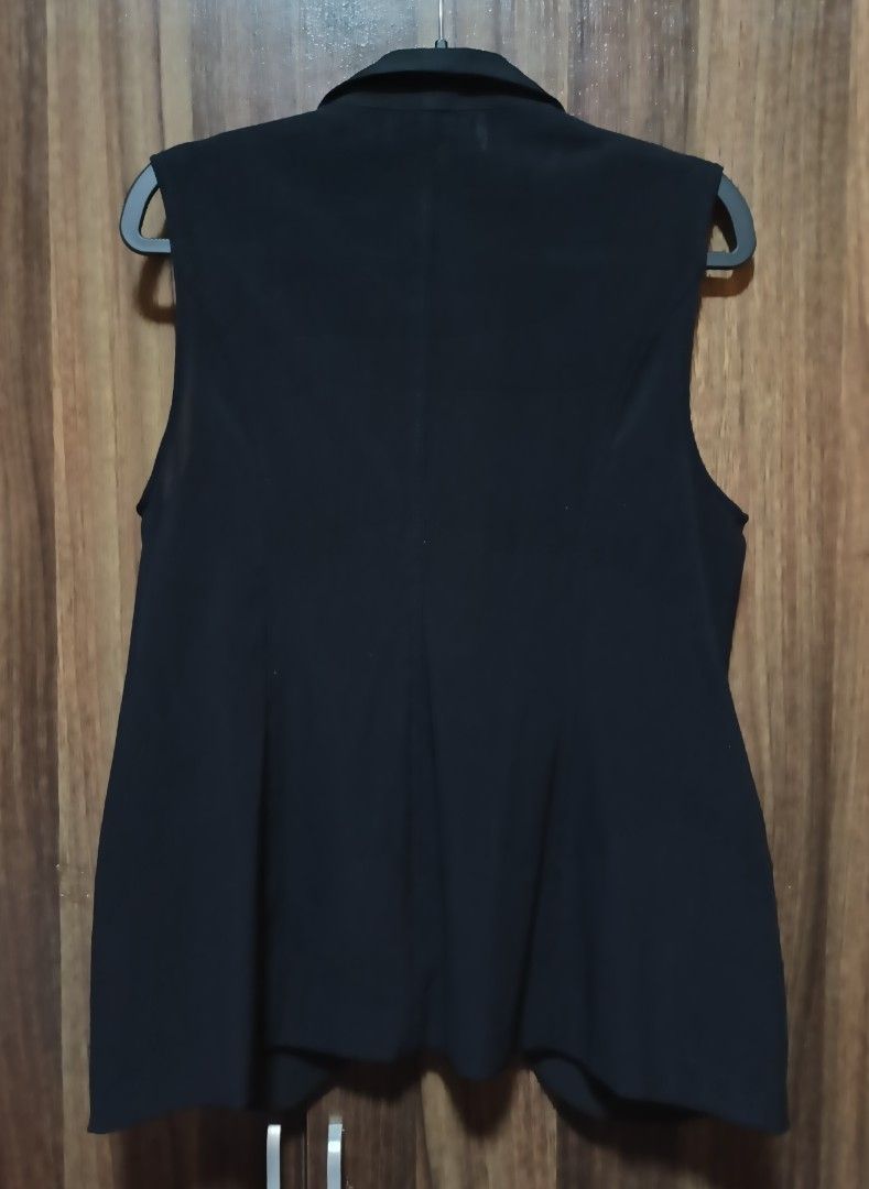 River Island Black Sleeveless Blazer (Category: Coats, Jackets and Outerwear) located in Davao. Submitted by denimdvo (Listing ID 1371560655, Image 3). Description: Preloved, barely used fits S-M.