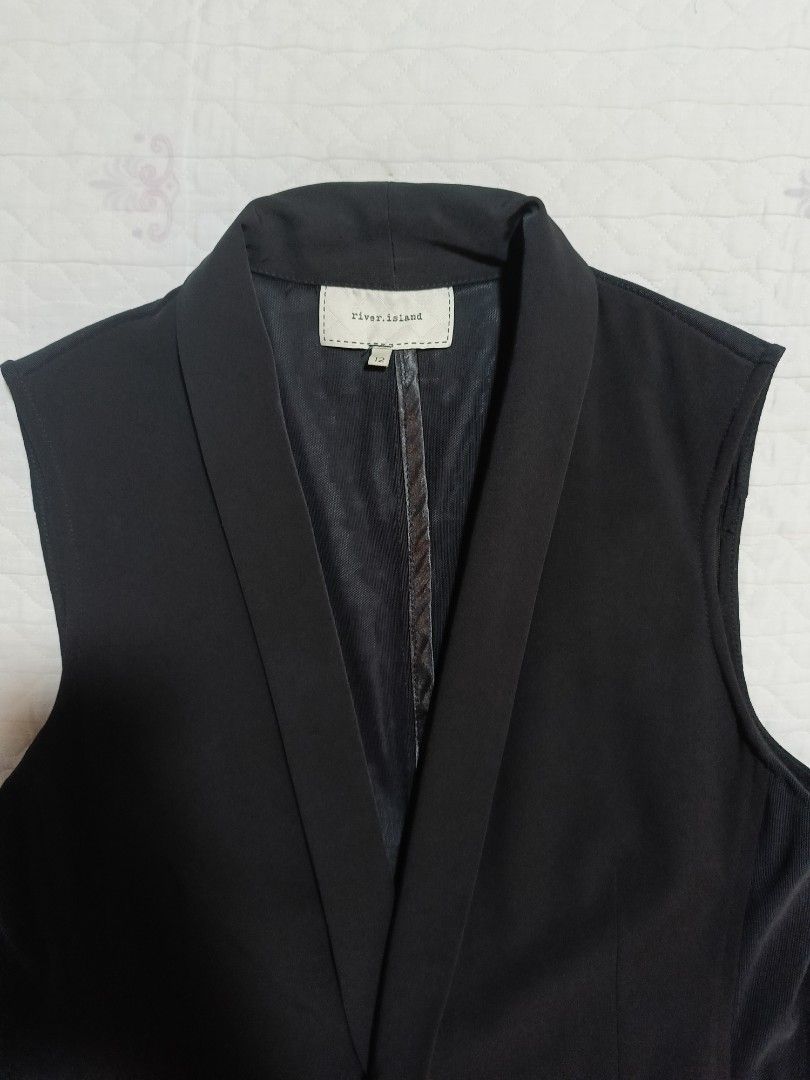 River Island Black Sleeveless Blazer (Category: Coats, Jackets and Outerwear) located in Davao. Submitted by denimdvo (Listing ID 1371560655, Image 2). Description: Preloved, barely used fits S-M.