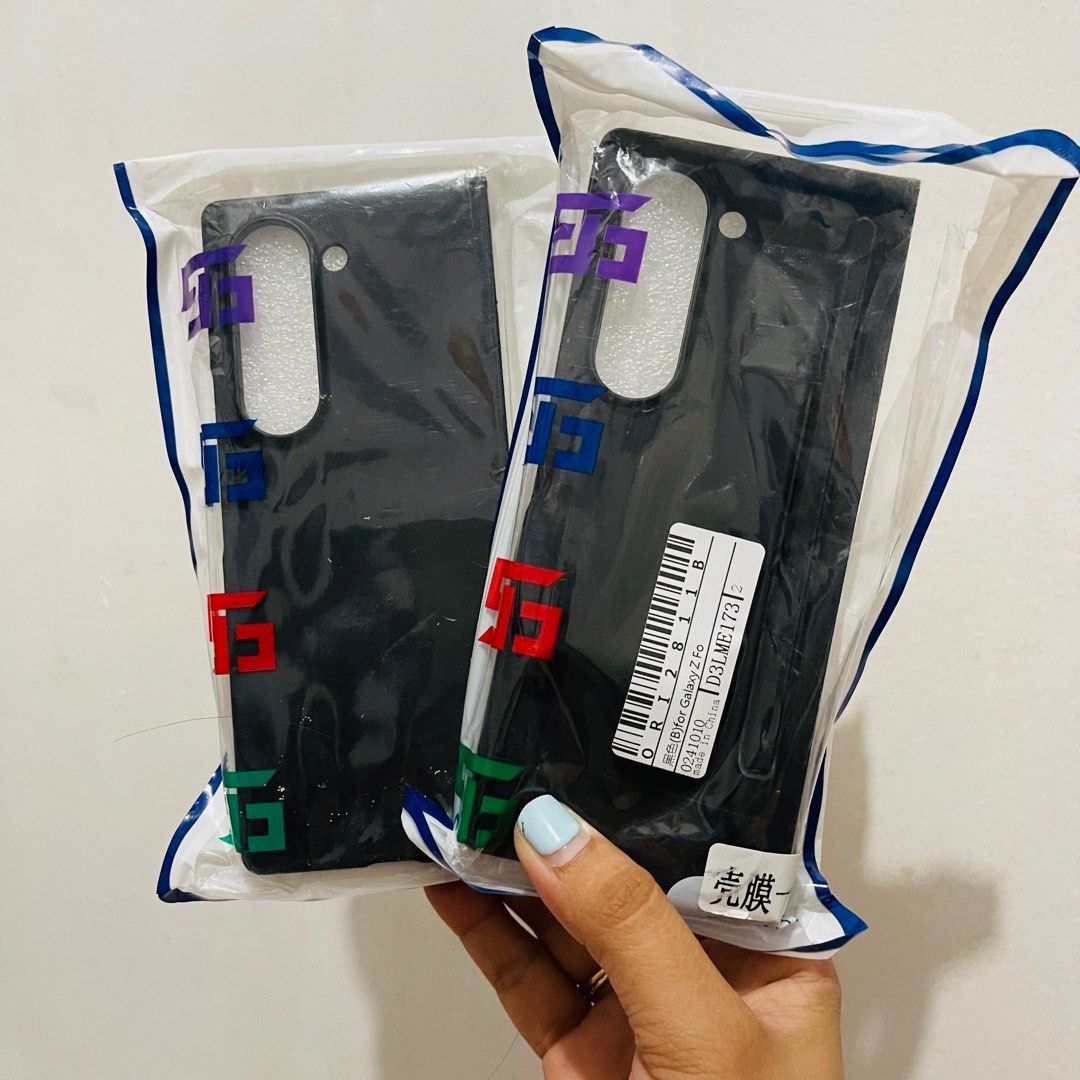 Samsung Z Fold 6 Case (Category: Cases & Sleeves) located in Mandaluyong City. Submitted by co.case (Listing ID 1371649100, Image 2). Description: ₱300-400 eacg.