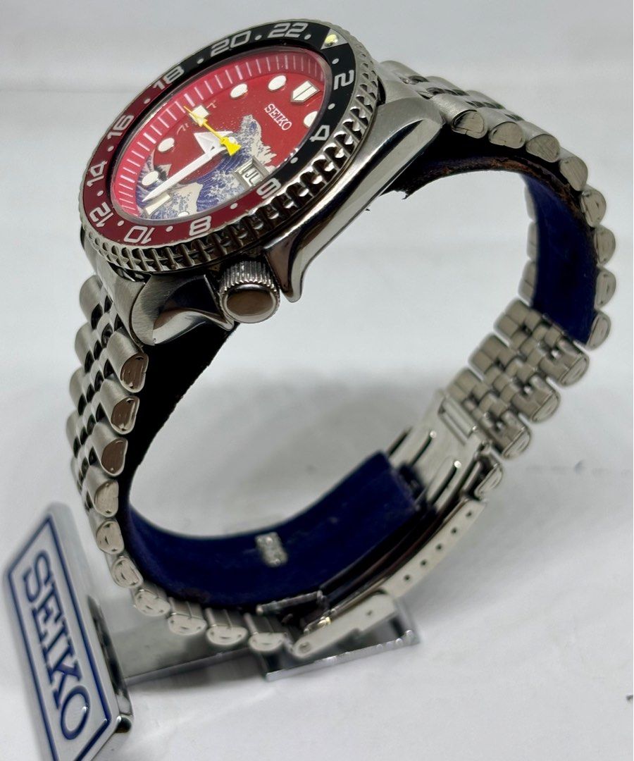 Seiko Skx 7s26 Modified Diver (Category: Luxury Watches) located in Subic. Submitted by modern.vintage.enthusiast (Listing ID 1371704286, Image 3). Description: •Seiko skx 7s26-0020 base watch •Exclusive made only •Brandnew Dial/hands /bezel insert/glass •Original base case •Waterproof tested (i can send video if needed) •New crown gasket and back case •Polished case •Cal. 7s26 working well newly service •Daydate window quickset •42case diameter 