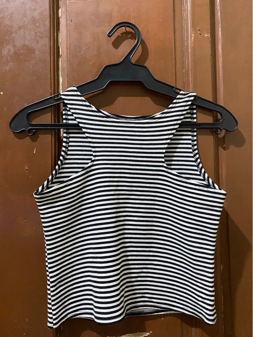 Sleeveless top (Category: Sleeveless) located in Caloocan City. Submitted by michdeclutter (Listing ID 1371612859, Image 1). Description: Mop: Gcash only Mod: Lalamove or j&t.