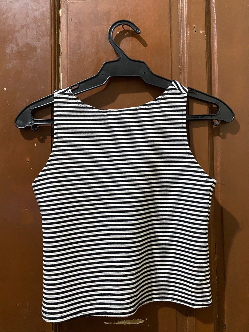 Sleeveless top (Category: Sleeveless) located in Caloocan City. Submitted by michdeclutter (Listing ID 1371612859, Image 2). Description: Mop: Gcash only Mod: Lalamove or j&t.