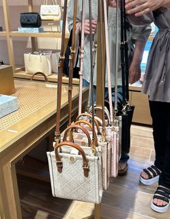 (Category: ) located in . Submitted by shopppwithmeee (Listing ID 1371654312, Image 1). Description: .
