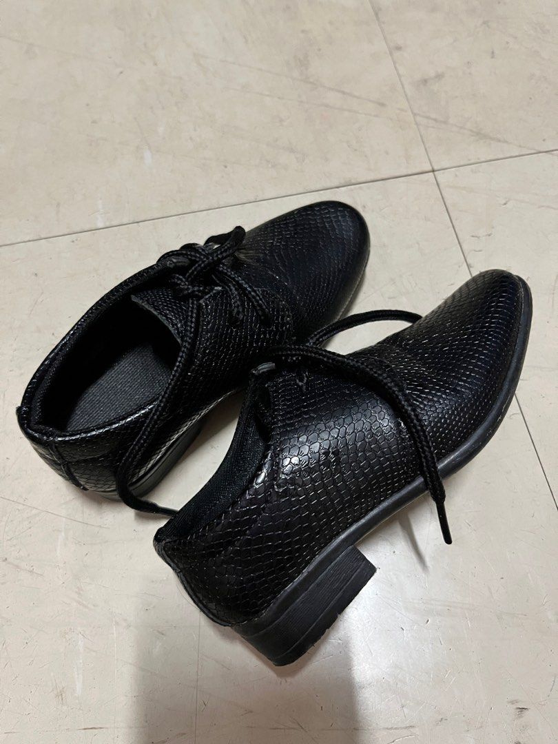 Toddler black shoes (Category: Babies & Kids Fashion) located in Quezon City. Submitted by tomiteepee (Listing ID 1371573104, Image 1). Description: Bagong bago Size 23 16.5 centimeters.