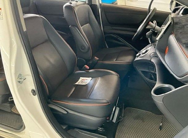 由 vivian19932004 (刊登 ID 1371576428，圖片 3) 提交，位於 新北市 (New Taipei) 的 Toyota Sienta 2017款 白色 (類別：汽車出售)，說明：💥認證中古車 歡迎你來帶回家💥 💥車輛應有盡有 趕緊來搶便宜💥 ⚠️車商賣車 同行勿擾⚠️ 廠牌型號: Toyota Sienta 2017款 白色 行駛里程: 8萬 引擎燃料: 汽油 出廠年份: 2017年 排氣量: 1.8L 變速系統: 自排 傳動系統: 2WD 車門: 5門 乘客數: 7人 💎提供車況原始表 💎提供車換車需求 💎車況與認證表不符，退車並全額退費 🔥車輛均有第三方認證🔥 ⭕專業鑑定⭕合格認證 ⭕檢定報告⭕一覽無遺 五大保證❗️ ✅里程保證車 ✅無泡水車 ✅無重大事故 ✅無引擎號碼變造車 ✅非計程車 五大保固❗️ 💯引擎、💯變速箱、💯方向機、 💯啟動馬達、💯發電機 🚗歡迎預約賞車🚗 💰️可現金💰️可貸款️💰️配合多間銀行 並且提供車