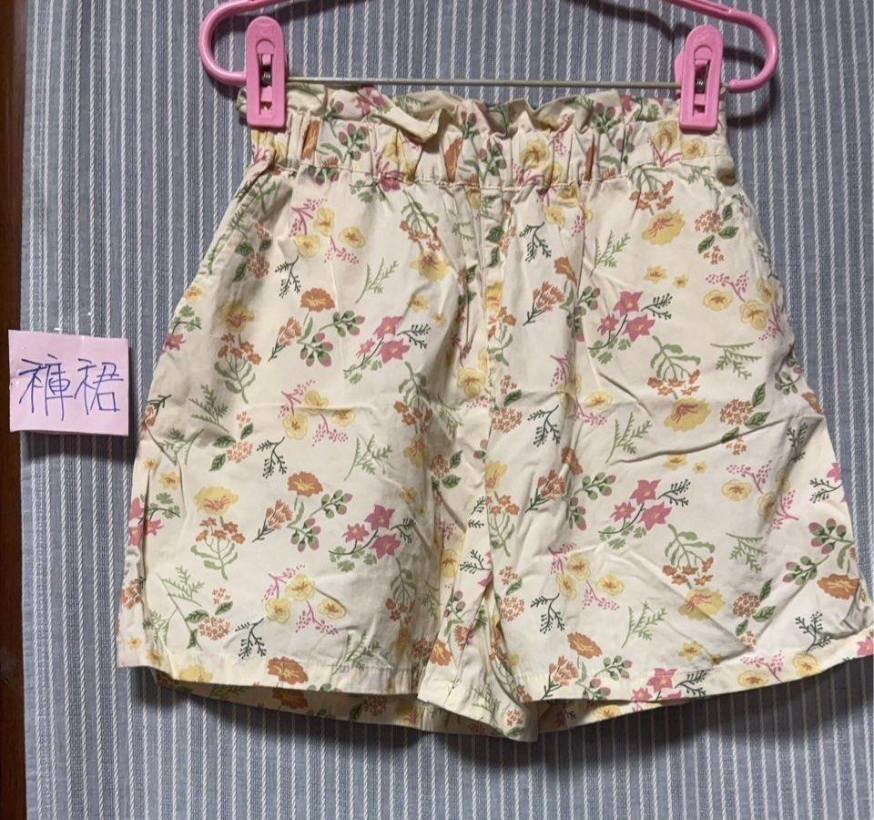 由 marie_1994 (刊登 ID 1371699931，圖片 1) 提交，位於 台北市 (Taipei) 的 Uniqlo大童花花短褲 (類別：嬰兒及兒童流行時尚)，說明：尺寸150 大人S號可以穿 便宜出售 不細量尺寸囉 ‼️售出不退‼️ 二手衣物無法百分之百完美 完美主義者勿下單 。