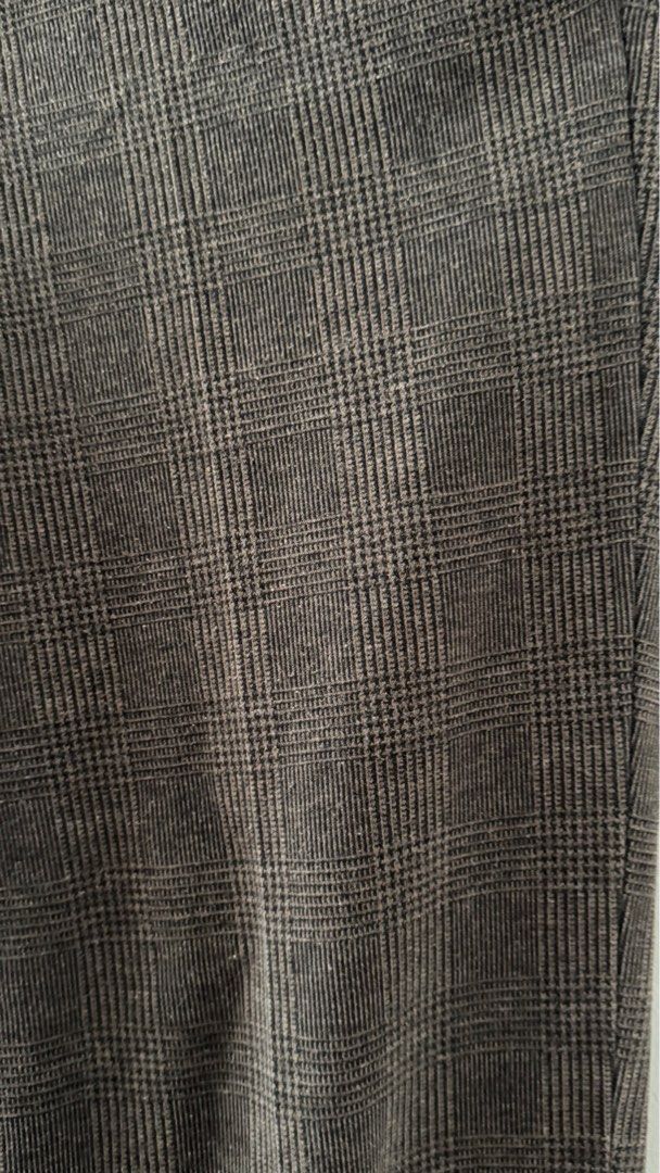 Uniqlo Textured Trousers Size S (Category: Trousers) located in Santa Rosa. Submitted by andyyy90ahn (Listing ID 1371669071, Image 2). Description: Uniqlo Textured Trousers Size S.