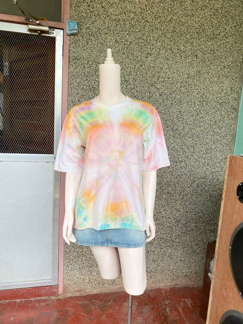 Uniqlo Tie Dye Pocket Tee (Category: Shirts) located in Samal. Submitted by regbos26 (Listing ID 1371632646, Image 2). Description: UNIQLO Super HQ! Like new Ready to wear na M-L.