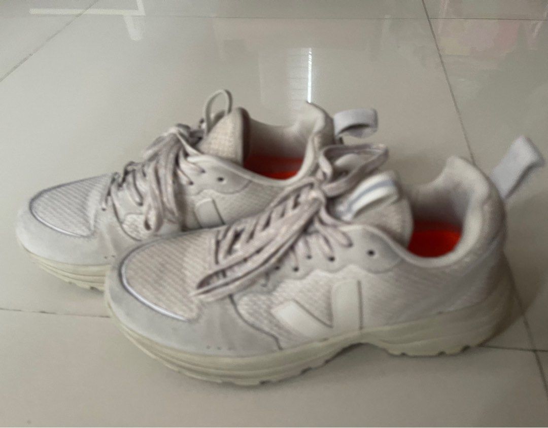 Veja Venturi Hexamesh (Category: Sneakers) located in Quezon City. Submitted by llimc (Listing ID 1371577930, Image 2). Description: Needs cleaning No box.