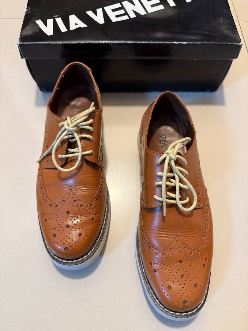 Wingtip Via Venetto in Tan Brown (Category: Loafers) located in Mandaluyong City. Submitted by porkchen (Listing ID 1371564400, Image 2). Description: Wingtip Via Venetto in Tan Brown Size 7 Original price : ₱6,600 Shipping via Grab/Lalamove SF shouldered by buyer Location : Pasig/ BGC RFS : Decluttering ₱2,800.