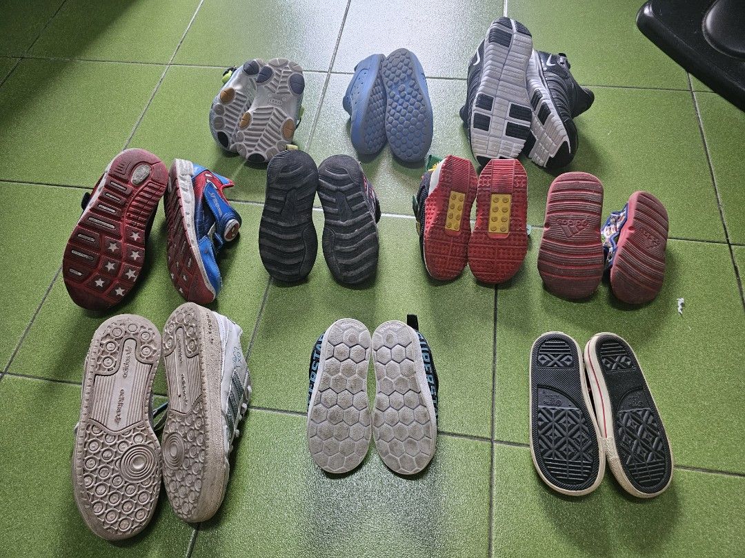 由 love928710 (刊登 ID 1371737478，圖片 2) 提交，位於 高雄市 (Kaohsiung) 的 二手童鞋 (類別：嬰兒及兒童流行時尚)，說明：二手 童鞋 基本都沒有太舊 破洞 磨底 外觀有髒污 灰塵 可拍細圖 高標勿入 涼拖鞋100 布鞋200 尺寸另外詢問 7-11/全家/萊爾富。