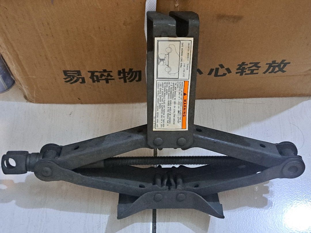 由 rrrrr050148046 (刊登 ID 1371798736，圖片 1) 提交，位於 台北市 (Taipei) 的 千斤頂 (類別：汽機車零配件)，說明：如圖所示。