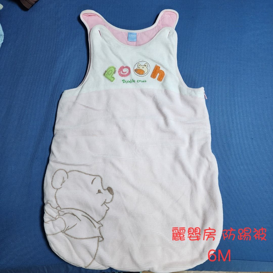 由 ayakaloveken (刊登 ID 1371873277，圖片 1) 提交，位於 台中市 (Taichung) 的 （二手）防踢被 (類別：嬰兒及兒童流行時尚)，說明：(九成新)麗嬰房 小熊維尼防踢被6M $300 Maykids 防踢背心 尺碼：90 $100。