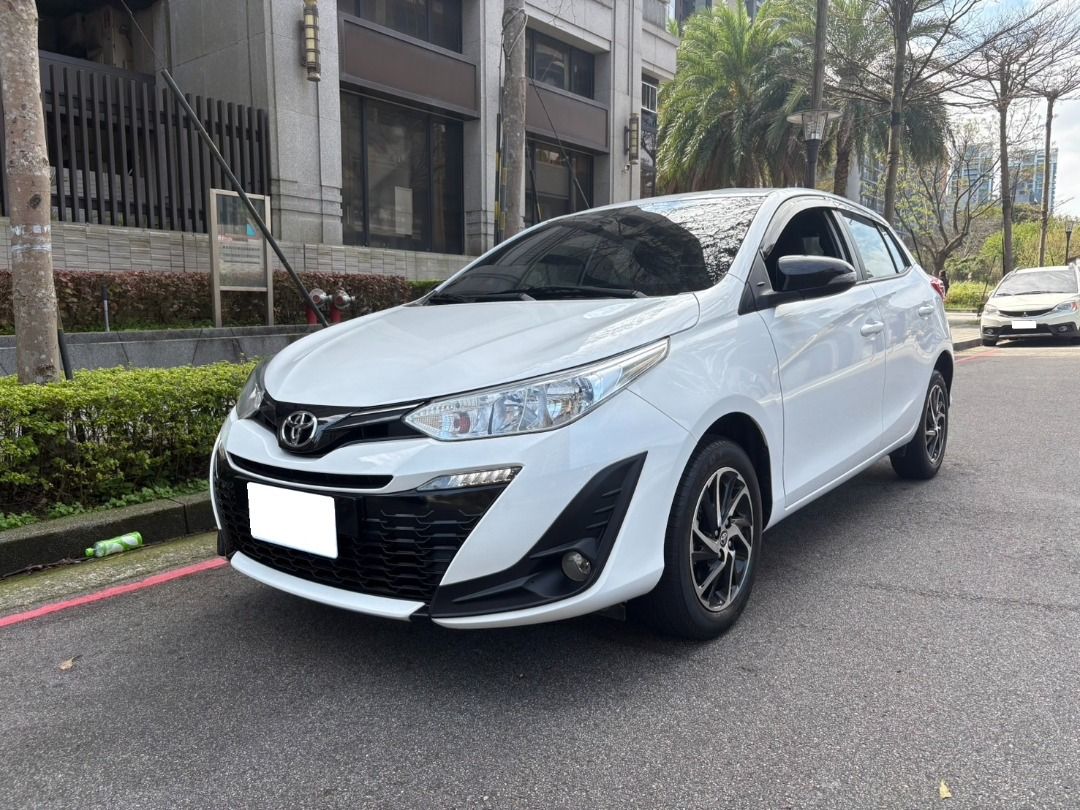 由 rongai613 (刊登 ID 1371777247，圖片 3) 提交，位於 新北市 (New Taipei) 的 中古車 2022 YARIS TOYOTA 1.5L 掀背車 低稅金 妥善率高 白色 專賣 一手 二手 五門 休旅 (類別：汽車出售)，說明：1.廠牌型號：TOYOTA YARIS ( 1.5L ) 2.車輛年份：2022 / 12 3.預售金額：218000 4.所在地區：新北市林口區文化三路一段225巷22號 5.車輛里程：22700 KM 6.聯絡方式：0982-281-880 吳小姐 7.備註說明：ABS SRS*9 循跡防滑 倒車影像 15吋鋁圈 *** 車況佳無待修 歡迎預約賞車 ***。