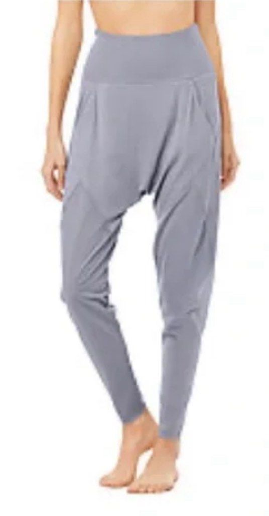 Alo Axis Hareem Sheer Pants (Category: Activewear) located in Cavite. Submitted by finders_haven (Listing ID 1371777764, Image 1). Description: 10/10 Condition. W: 24” laid flat, L: 42”, XS.