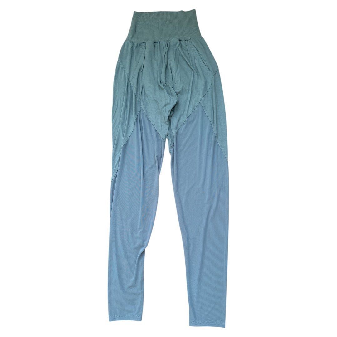 Alo Axis Hareem Sheer Pants (Category: Activewear) located in Cavite. Submitted by finders_haven (Listing ID 1371777764, Image 3). Description: 10/10 Condition. W: 24” laid flat, L: 42”, XS.