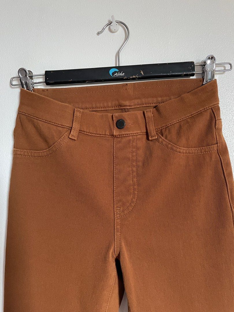 Uniqlo Ankle Crop Jeans (Category: Jeans) located in San Juan City. Submitted by tabithajam (Listing ID 1371747005, Image 2). Description: Stretchy skinny ankle jeans Used twice only 10/10 condition No when worn :) Shipping arranged by buyer .