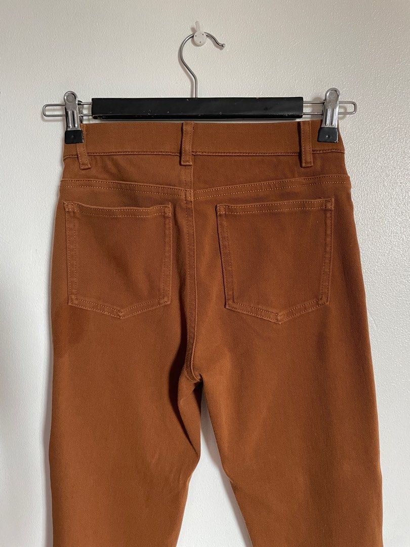 Uniqlo Ankle Crop Jeans (Category: Jeans) located in San Juan City. Submitted by tabithajam (Listing ID 1371747005, Image 3). Description: Stretchy skinny ankle jeans Used twice only 10/10 condition No when worn :) Shipping arranged by buyer .
