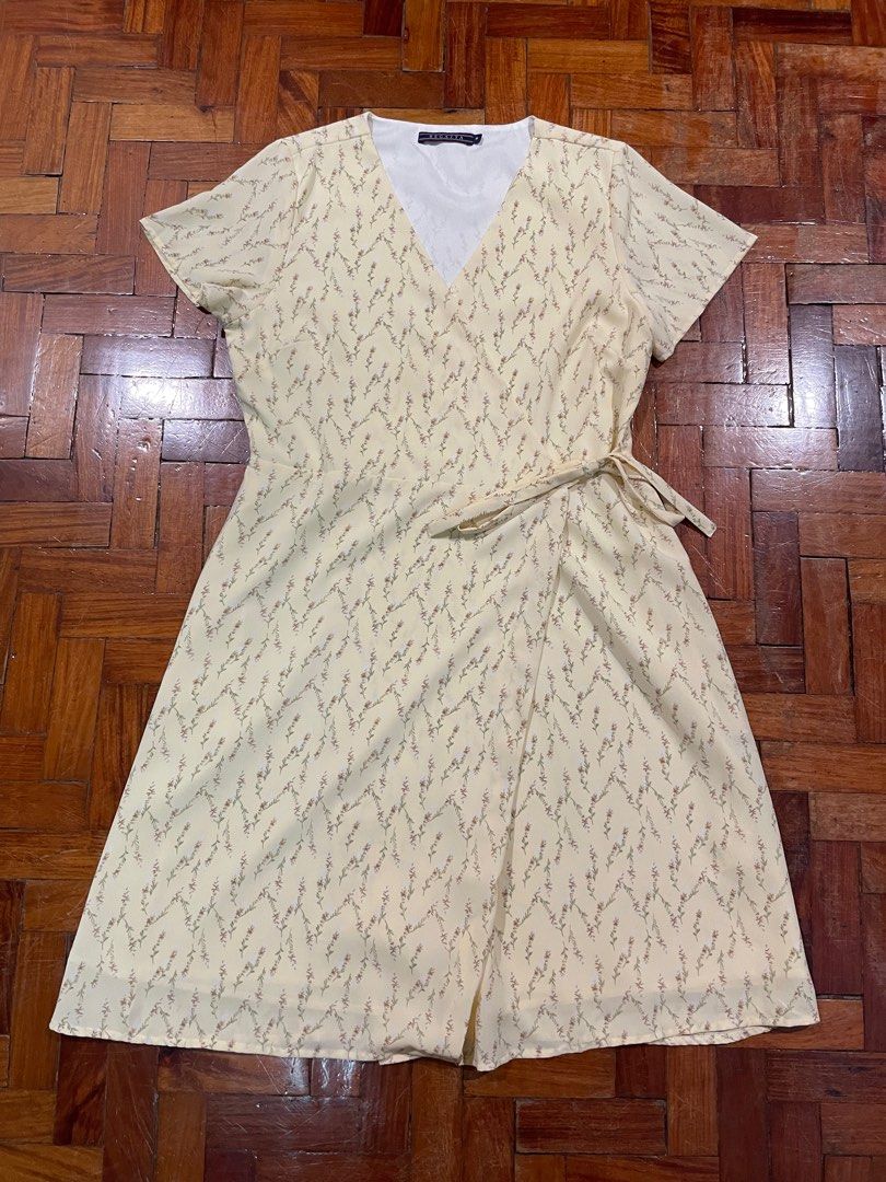 Authentic Regatta Yellow Wrap Dress (Category: Dresses) located in Quezon City. Submitted by mnl.declutter (Listing ID 1371767604, Image 1). Description: Authentic Regatta Yellow Wrap Dress •in great condition •worn once only •in store for over 1k •color is a little brighter in real life Size guide •shoulder width ≈ 13.5 in •width ≈ 18 in •length ≈ 36.5 in •sleeve length ≈ 7 in DM for any questions or inquiries! 😊 MOP - Gcash SF - c/o buyer.