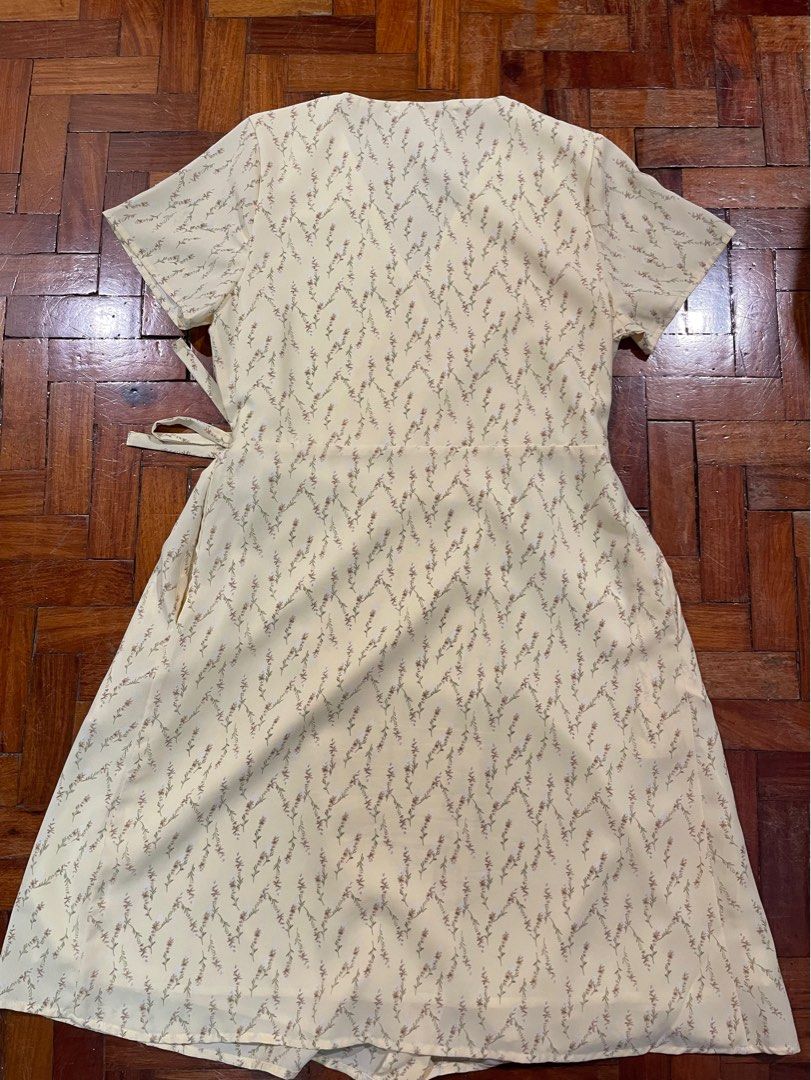 Authentic Regatta Yellow Wrap Dress (Category: Dresses) located in Quezon City. Submitted by mnl.declutter (Listing ID 1371767604, Image 2). Description: Authentic Regatta Yellow Wrap Dress •in great condition •worn once only •in store for over 1k •color is a little brighter in real life Size guide •shoulder width ≈ 13.5 in •width ≈ 18 in •length ≈ 36.5 in •sleeve length ≈ 7 in DM for any questions or inquiries! 😊 MOP - Gcash SF - c/o buyer.