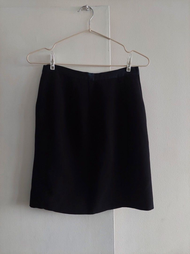 black office siren skirt (Category: Skirts) located in Quezon City. Submitted by _redbeanbun (Listing ID 1371813184, Image 1). Description: measurements (laid flat) waist / 12.5in length / 17.5in details - satin waistband - a line - short back slit I accept payment through bank transfer or gcash, and will ship out via gogoxpress or same day delivery via grab! 🚀.