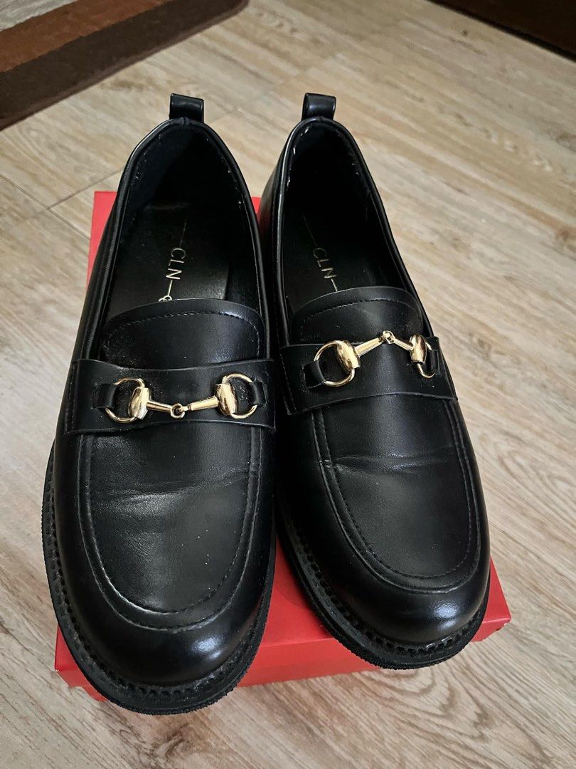 🚨Celine Loafers🚨 (Category: Loafers) located in Quezon City. Submitted by _apparels_ (Listing ID 1371876771, Image 1). Description: 👠 For Sale: Stylish Celine Caelyn-Style Women’s Loafers 📍 Meetup: SM Southmall or Colours 📦 Delivery: Lalamove (Buyer's Expense) 💰 Price: ₱900 🩰 Size: US 8.5 / EU 39 📦 Comes with box ✨ Slightly used – Excellent, almost new condition 🔹 Sleek and versatile design 🔹 Perfect for smart casual or office wear 🔹 C