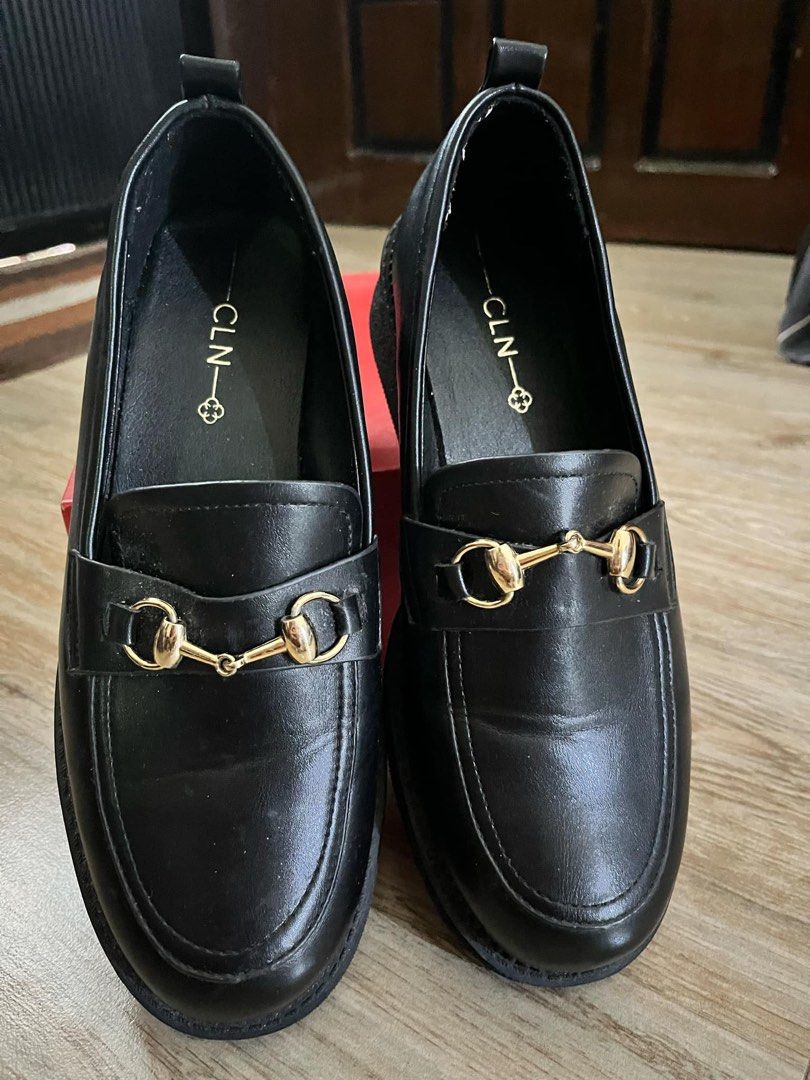 🚨Celine Loafers🚨 (Category: Loafers) located in Quezon City. Submitted by _apparels_ (Listing ID 1371876771, Image 2). Description: 👠 For Sale: Stylish Celine Caelyn-Style Women’s Loafers 📍 Meetup: SM Southmall or Colours 📦 Delivery: Lalamove (Buyer's Expense) 💰 Price: ₱900 🩰 Size: US 8.5 / EU 39 📦 Comes with box ✨ Slightly used – Excellent, almost new condition 🔹 Sleek and versatile design 🔹 Perfect for smart casual or office wear 🔹 C