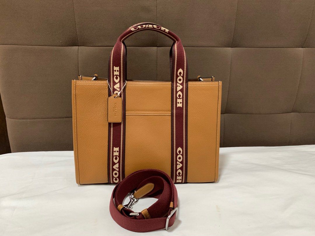 Coach Tote Bag (Category: Luxury Bags & Wallets) located in Cabanatuan. Submitted by hellorhea (Listing ID 1371868312, Image 1). Description: .