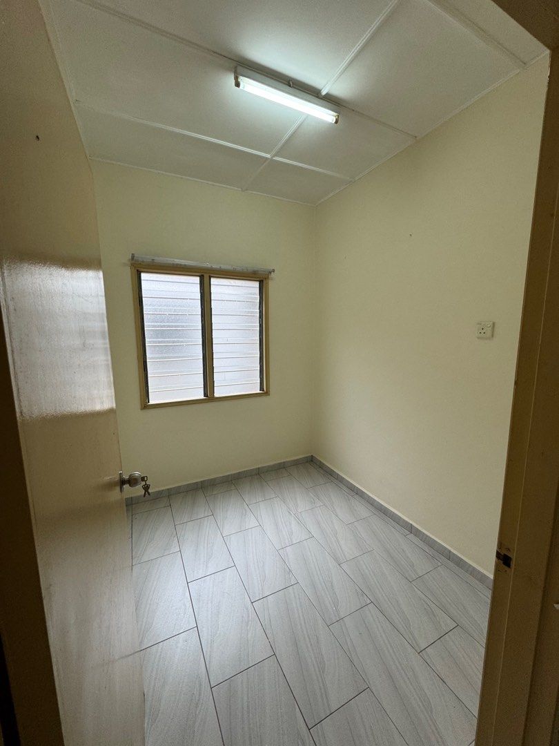 Condominium (Category: Property For Sale) located in Subang Jaya. Submitted by gary09 (Listing ID 1371808899, Image 3). Description: Bella Vista condominium for sale ⭐️Homeowner 🚨24hours security 🅿️1 Parking spot -4th floor (walk up) -4 Rooms 2 Bathrooms Facilities -Swimming Pool -Tennis Court -Playground -Jogging Track Pm me for more information .
