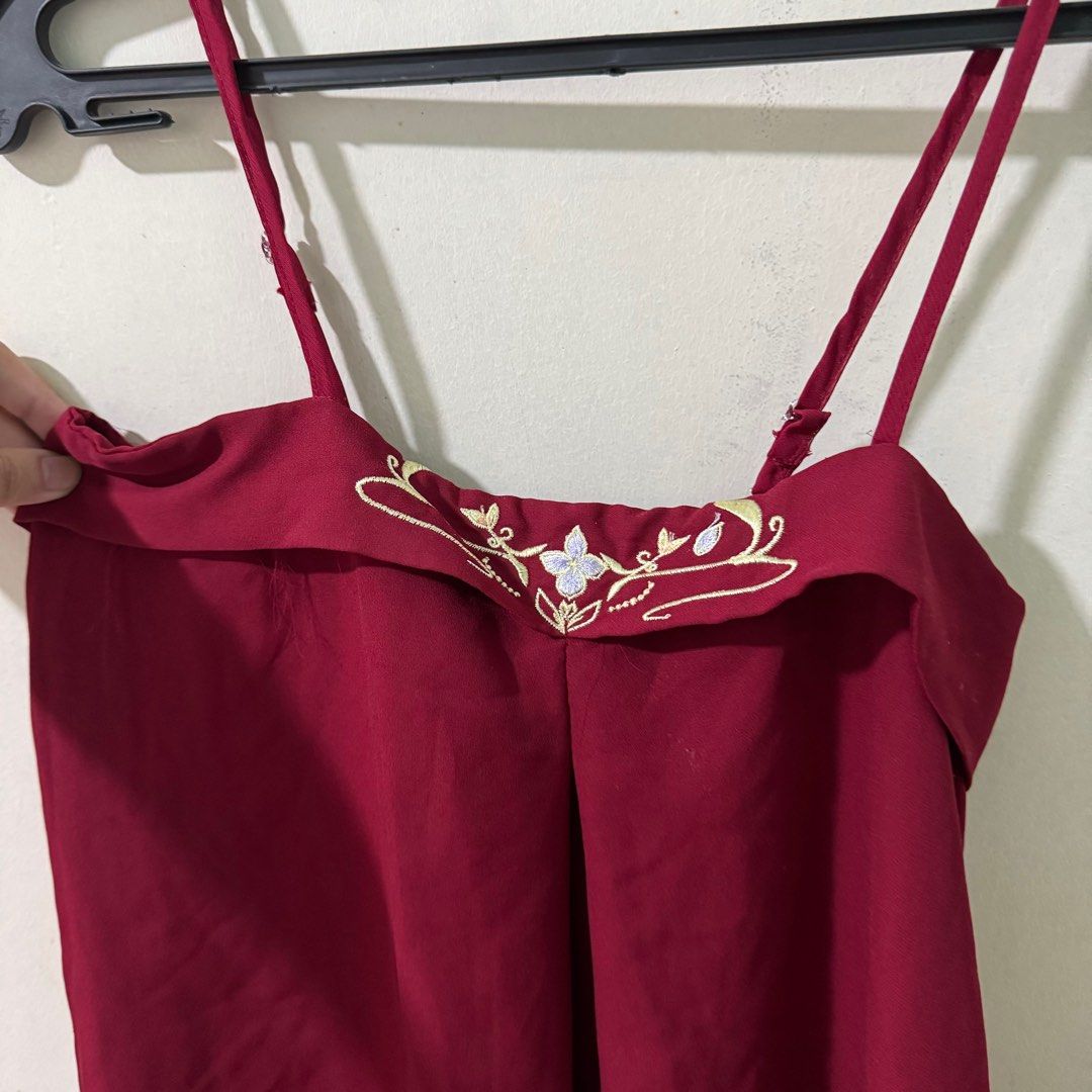 elegant red embroidered sleeveless top (Category: Sleeveless) located in Pasay City. Submitted by ultzen (Listing ID 1371812935, Image 2). Description: red embroidered top great for smart casual occasions! rfs: doesn’t fit my style anymore no lowballing pls! maya / bpi / gcash ggx / j&t / lbc / sdd.