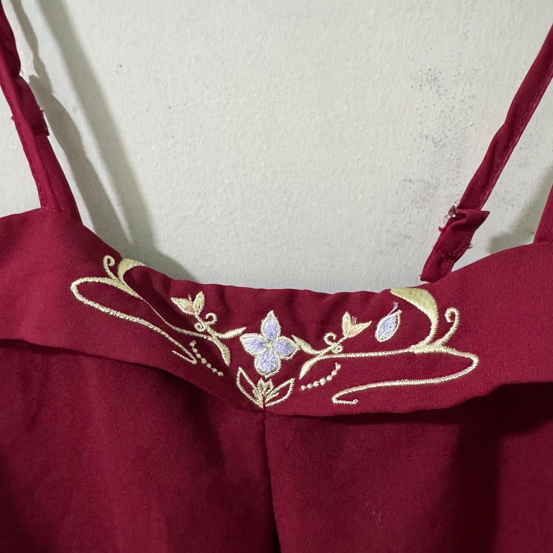 elegant red embroidered sleeveless top (Category: Sleeveless) located in Pasay City. Submitted by ultzen (Listing ID 1371812935, Image 3). Description: red embroidered top great for smart casual occasions! rfs: doesn’t fit my style anymore no lowballing pls! maya / bpi / gcash ggx / j&t / lbc / sdd.
