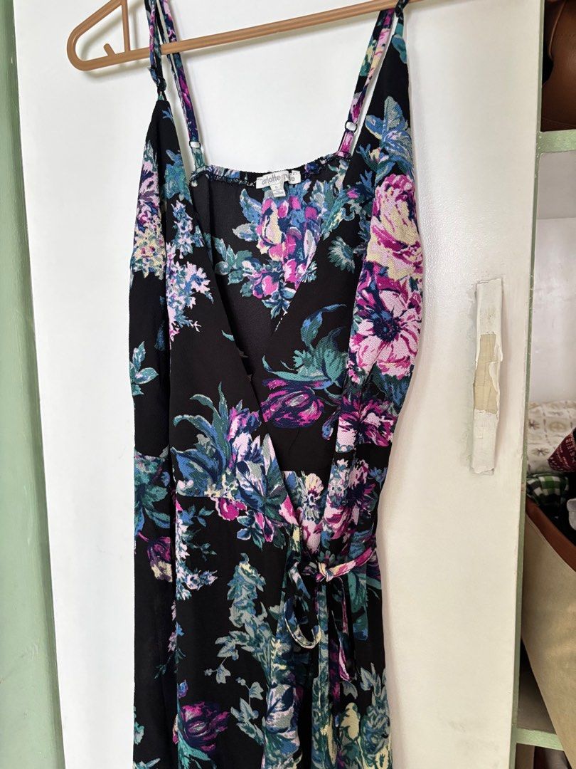 Floral Wrap around dress (Category: Dresses) located in Rizal. Submitted by robyngabs (Listing ID 1371852780, Image 2). Description: Fits small to large since its a wrap around dress.