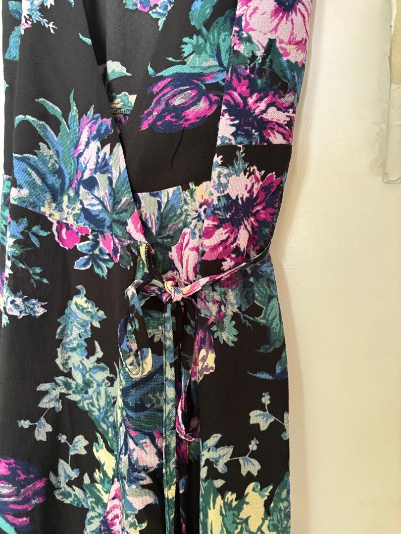 Floral Wrap around dress (Category: Dresses) located in Rizal. Submitted by robyngabs (Listing ID 1371852780, Image 3). Description: Fits small to large since its a wrap around dress.